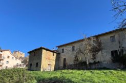 VENDE CASALE CON TERRENO – MONTEREALE